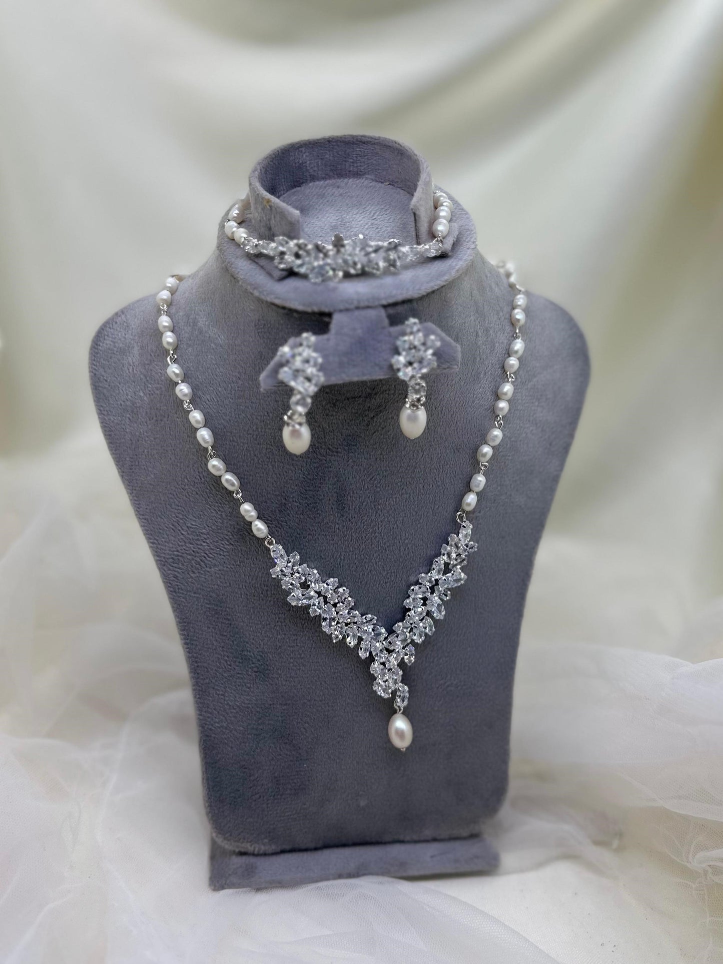 Statement zircon pearly set