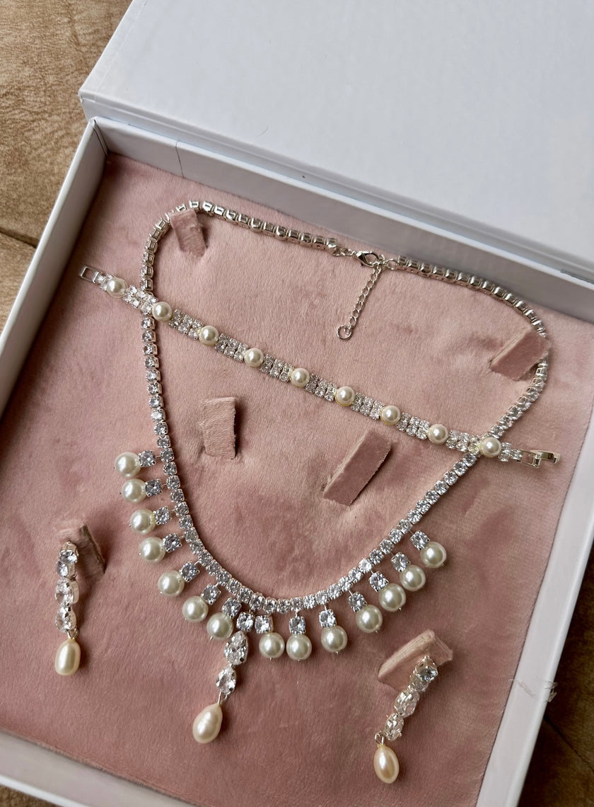 The Bold crystals X pearls set