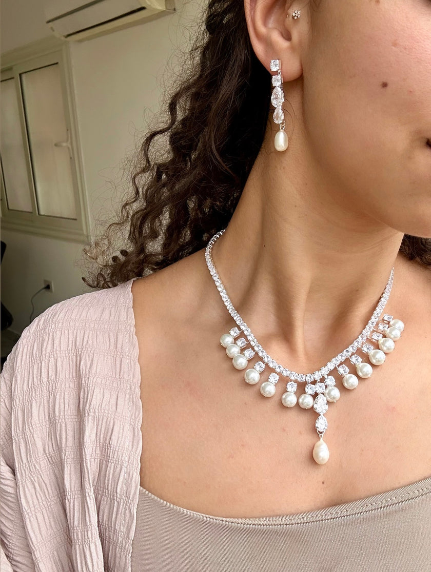 The Bold crystals X pearls set