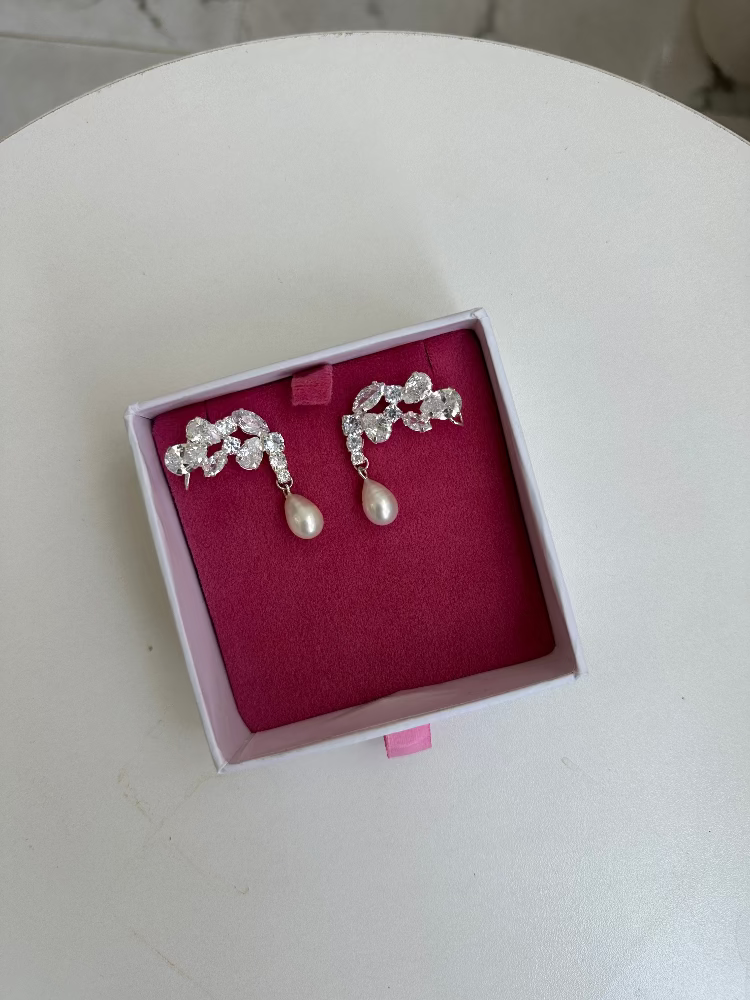 Bold Pearl Side Earrings