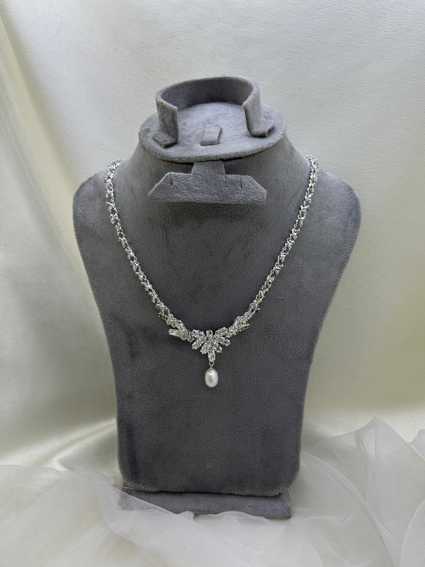 V zircon Pearly Necklace