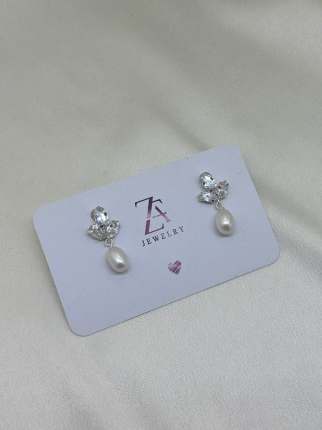 Simple Pearly earrings