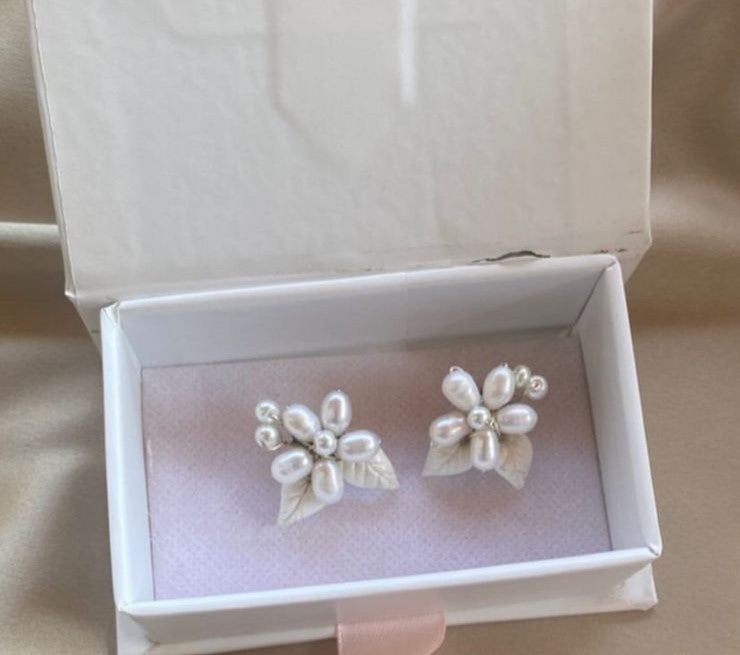 Pearly floral earrings