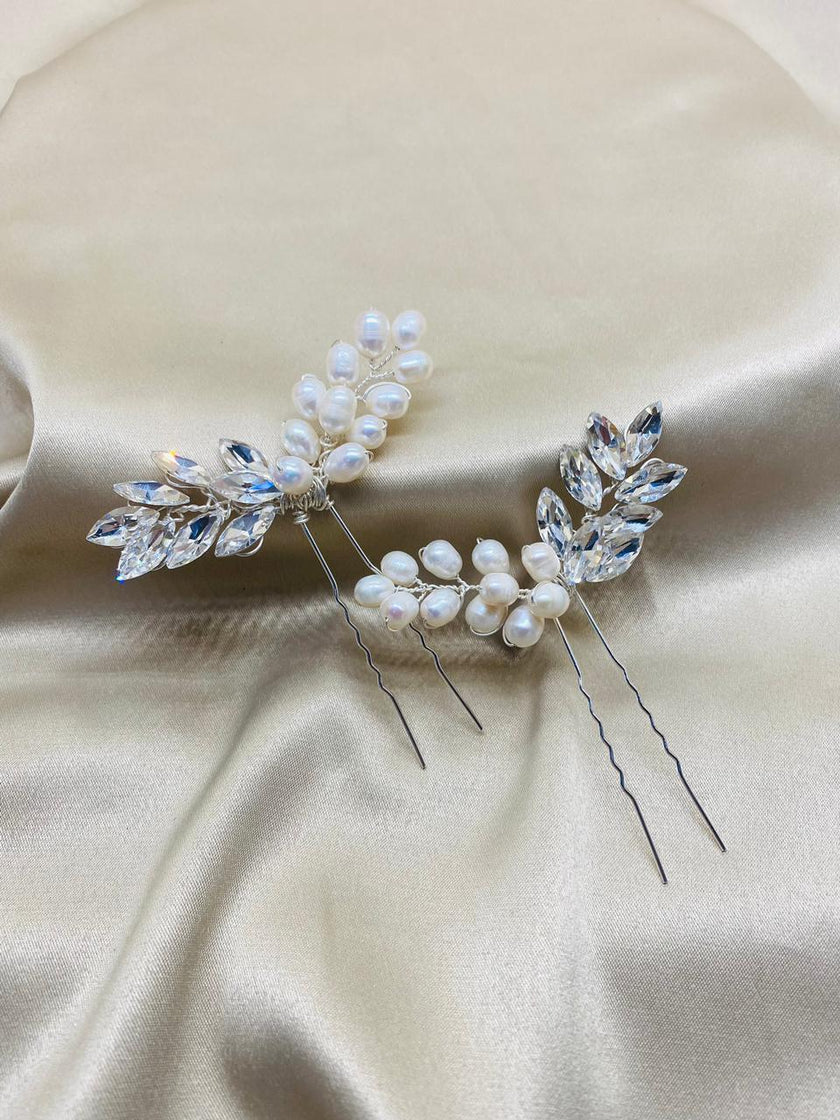 Simple pearls &crystals pin